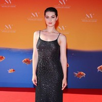 Beberapa hari lalu, Timothée Chalamet terlihat meninggalkan sebuah hotel di Paris bersama seorang wanita yang kemudian diketahui sebagai aktris Anamaria Vartolomei. Momen tersebut langsung menjadi sorotan paparazzi dan memunculkan rumor bahwa Timothee berselingkuh dari Kylie. Siapa sebenarnya Anamaria Vartolomei? Foto: Getty Images