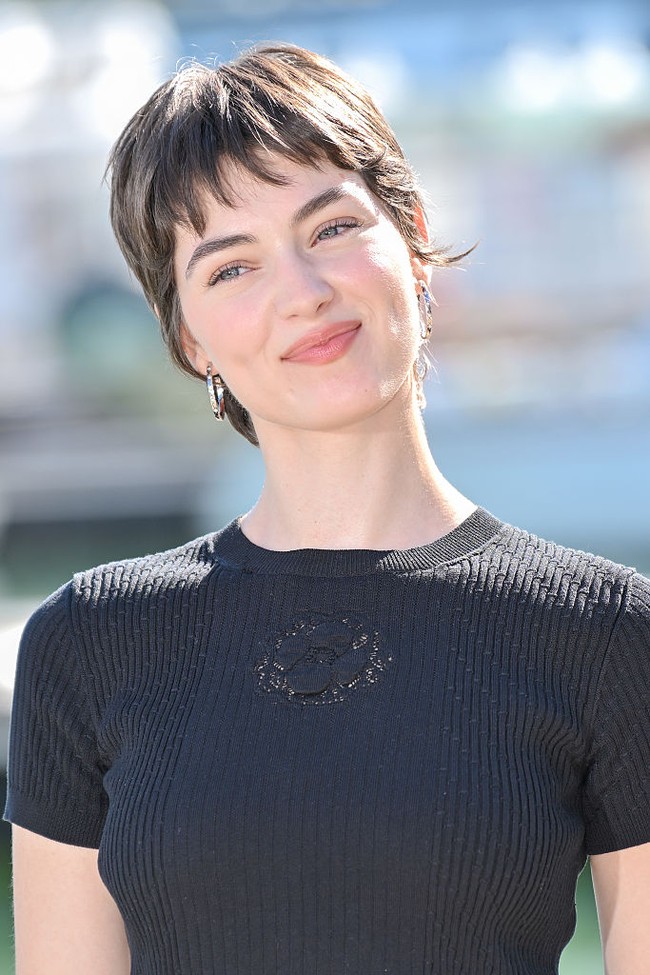 Di luar layar, kehidupan pribadi Anamaria relatif tertutup. Ia bahkan memutuskan menghapus media sosial karena merasa platform tersebut terlalu beracun. Ia mengaku sempat membandingkan dirinya dengan standar kecantikan yang tidak realistis dan merasa lebih nyaman setelah meninggalkannya. Foto: Getty Images