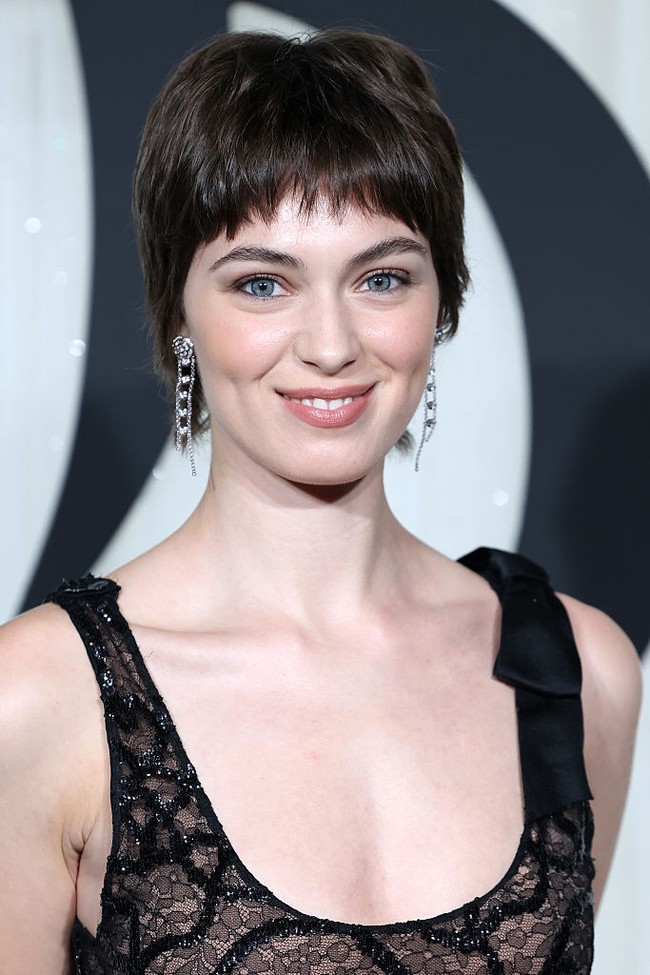 Meski ini menjadi pertama kalinya ia terlihat bersama Timothée Chalamet, banyak pihak menduga keduanya saling mengenal melalui lingkaran industri film Prancis. Timothée sendiri fasih berbahasa Prancis dan sering berkunjung ke negara tersebut, bahkan pernah menyatakan ketertarikannya bermain dalam film berbahasa Prancis. Foto: Getty Images