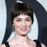 Meski ini menjadi pertama kalinya ia terlihat bersama Timothée Chalamet, banyak pihak menduga keduanya saling mengenal melalui lingkaran industri film Prancis. Timothée sendiri fasih berbahasa Prancis dan sering berkunjung ke negara tersebut, bahkan pernah menyatakan ketertarikannya bermain dalam film berbahasa Prancis. Foto: Getty Images