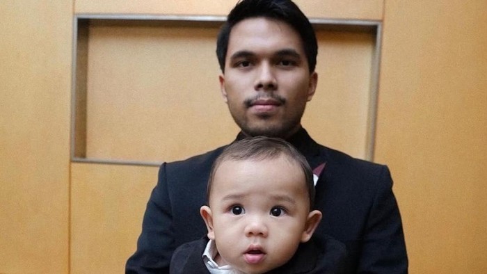 5 Potret OOTD Arash Anak Aaliyah Massaid, Gayanya Disebut Old Money