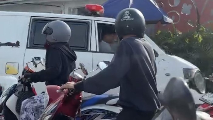 Macet Parah di Jembatan Barombong Makassar, Ambulans Terpaksa Putar Balik