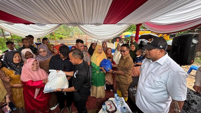 Andre Rosiade Berikan Ribuan Sembako di HUT Gerindra, Pessel Sumbar Bernas