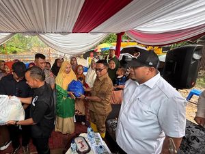 Andre Rosiade Bagikan Ribuan Paket Sembako HUT Gerindra di Pessel Sumbar