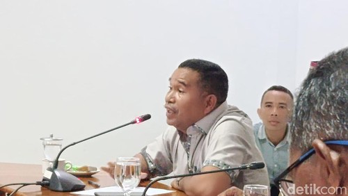 Anggota DPRD Manggarai Barat, Silverius Sukur, saat RDP dengan Kantor Kesyahbandaran dan Otoritas Pelabuhan (KSOP) Kelas III Labuan Bajo, Selasa (10/2/2026). (Foto: Ambrosius Ardin/detikBali)