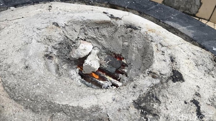 Tampak bara api sudah kembali menyala dari dalam tungku Api Abadi Mrape.