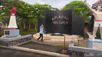Petugas kebersihan Api Abadi Mrapen mengepel area api abadi tersebut pada Selasa (10/2/2026).