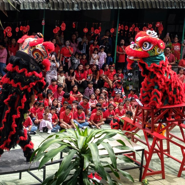 Atraksi Barongsai Warnai Kegiatan Edukasi Budaya di Sekolah Solo