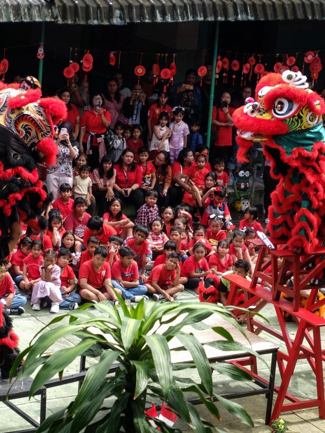 Atraksi Barongsai Warnai Kegiatan Edukasi Budaya di Sekolah Solo