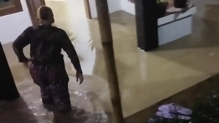 Banjir limpasan di perumahan Taman Permata Campurejo.