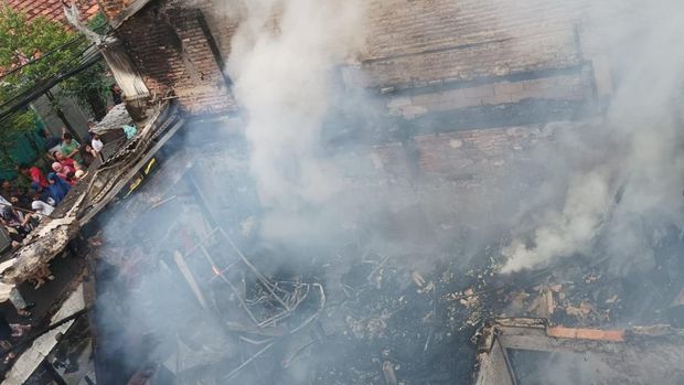 Belasan bangunan di Jalan Bangka III, Mampang Prapatan, Jakarta Selatan hangus terbakar. Kerugian akibat kebakaran diperkirakan mencapai Rp 2,3 miliar. (dok Damkar Jaksel)