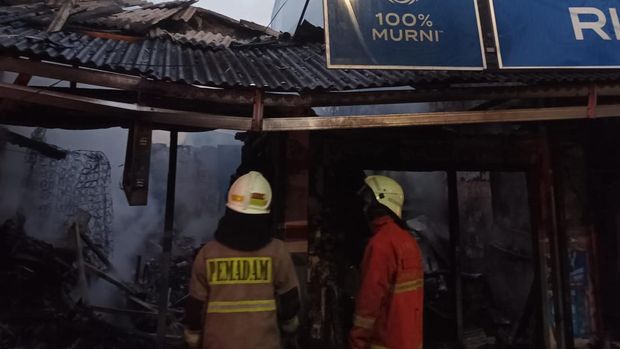 Belasan bangunan di Jalan Bangka III, Mampang Prapatan, Jakarta Selatan hangus terbakar. Kerugian akibat kebakaran diperkirakan mencapai Rp 2,3 miliar. (dok Damkar Jaksel)