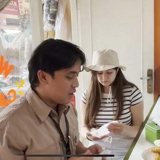 Momen Hangat Billy Syahputra dan Vika Kolesnaya saat Makan di Resto dan Warteg