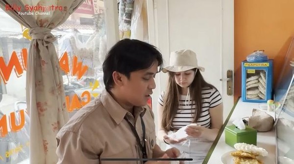 Momen Hangat Billy Syahputra dan Vika Kolesnaya saat Makan di Resto dan Warteg