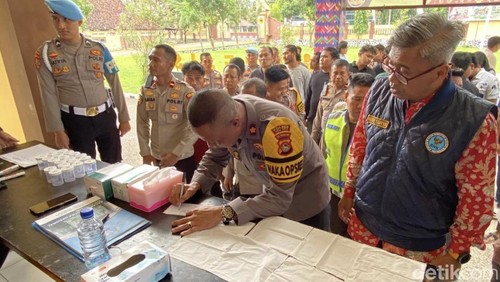 BNNK melakukan tes urine para personel Polres Bima Kota, di halaman depan Mapolres Bima Kota, Selasa, (10/2/2026).
