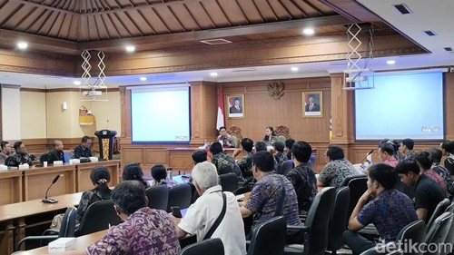 Bupati Badung I Wayan Adi Arnawa mengumpulkan seluruh perbekel, lurah, hingga pengelola jasa angkut sampah swasta di Badung, Selasa (10/2/2026). (Foto: Agus Eka/detikBali)