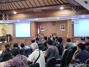 Bupati Badung Kumpulkan Perbekel-Lurah, Pastikan Pemilahan Sampah dari Sumber
