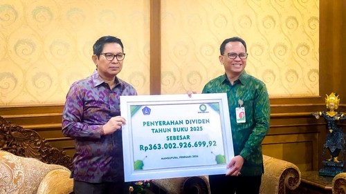 Bupati Badung Wayan Adi Arnawa menerima simbolis dividen BPD Bali di Puspem Badung, Selasa (10/2/2026). (Foto: Dok. Pemkab Badung)