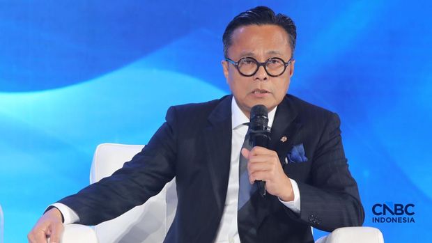 Chief Operating Officer (COO) Badan Pengelola Investasi (BPI) Danantara, Dony Oskaria saat menyampaikan paparan dalam acara Economic Outlook 2026 bertema “Consolidating Growth, Accelerating the Transformation” di Hotel Indonesia Kempinski, Jakarta, Selasa (10/2/2026). (CNBC Indonesia/Faisal Rahman)