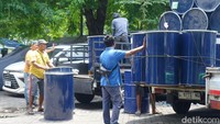 Produk-produk hasil olahan bengkel ini kemudian diangkut menggunakan mobil pikap untuk didistribusikan ke berbagai wilayah, bahkan hingga luar pulau. Dari bengkel sederhana di Jalan Waspada, limbah pabrik pun mendapat kehidupan baru.