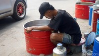 Proses pengecatan menjadi tahap akhir sebelum drum siap digunakan. Dengan balutan warna cerah, drum bekas tersebut berubah menjadi tong sampah, penampung air, hingga tungku yang siap dipasarkan.