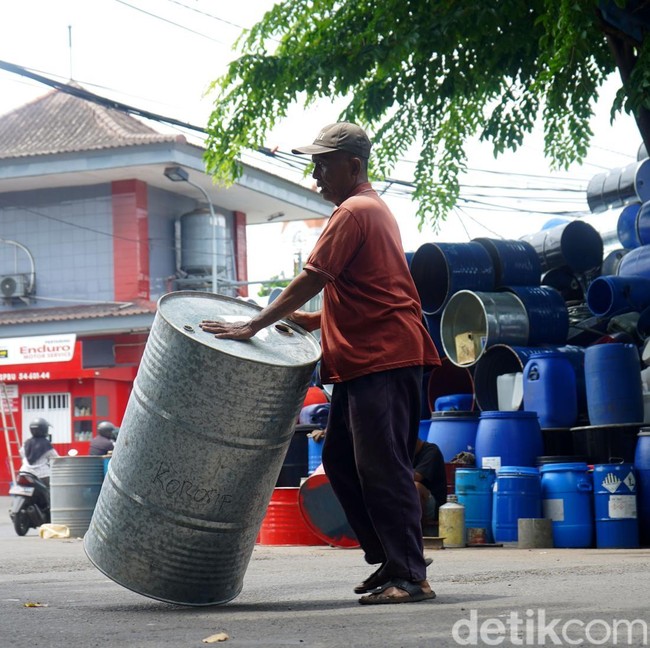 Dari Limbah Drum Bekas Jadi Barang Bernilai di Jalan Waspada