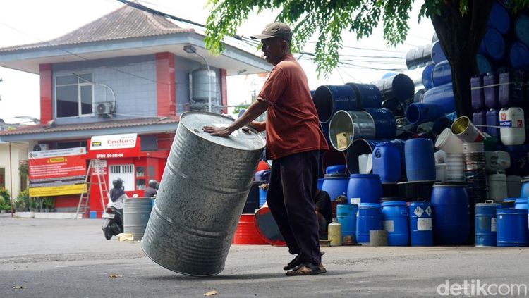 Dari Limbah Drum Bekas Jadi Barang Bernilai di Jalan Waspada
