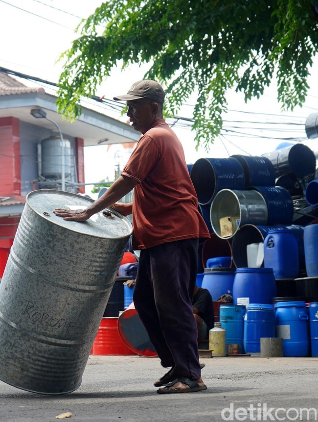 Dari Limbah Drum Bekas Jadi Barang Bernilai di Jalan Waspada