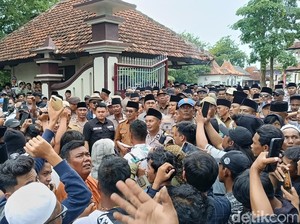 Bupati Pamekasan Temui Massa Buruh Rokok, Siap Kawal Aspirasi