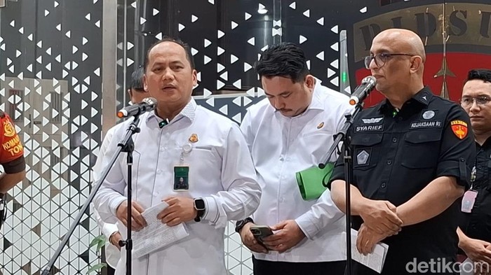 **11 Tersangka Korupsi Limbah Sawit, Kerugian Negara Rp 14 Triliun Terungkap!**