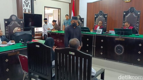 Empat terdakwa kasus pembunuhan Brigadir Esco Faska Rely saat berada di PN Mataram, Selasa (10/2/2026). (Foto : Abdurrasyid Efendi/detikBali)