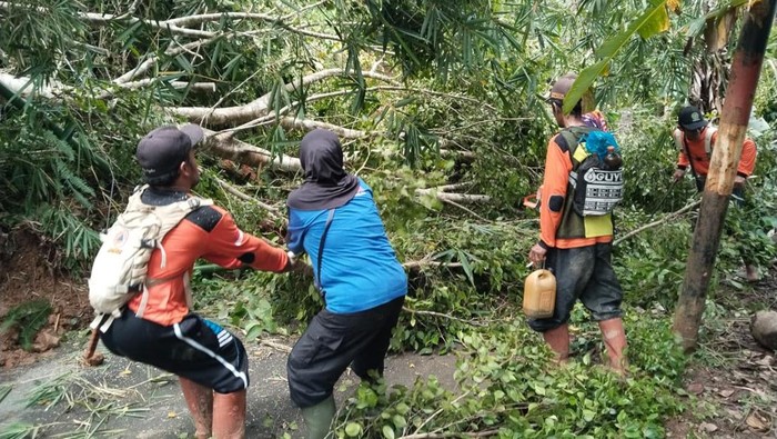 Evakuasi material longsor di Tasikmalaya