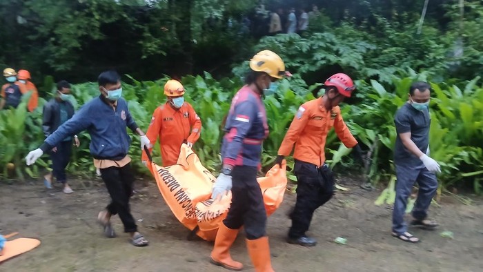 Evakuasi pelajar Ponorogo ditemukan tewas di dalam sumur tua sedalam 14 meter.