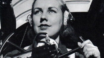 Shirley Slade adalah seorang pilot dalam program Women Airforce Service Pilots (WASP) selama Perang Dunia II. Selama masa baktinya, Shirley ditempatkan di tiga pangkalan berbeda, dan terutama menerbangkan pesawat Bell P-39 Airacobra dan Martin B-26 Marauder, dua pesawat yang terkenal sulit diterbangkan. Pada Juli 1943, ia tampil di sampul majalah LIFE. Shirley meninggal dunia pada 26 April 2000. Foto: Demilked