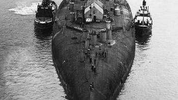 Kapal penjelajah tempur Jerman Prinz Regent Luitpold yang ditarik kembali ke Rosyth, terbalik dengan lunas menghadap ke atas. Kapal tersebut termasuk di antara sejumlah kapal yang ditenggelamkan oleh awaknya di Scapa Flow pada tanggal 21 Juni 1919, menyusul penyerahan armada Jerman pada bulan November 1918. Foto: Demilked