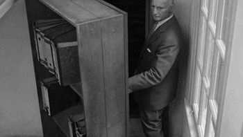 Ayah Anne Frank, Otto, mengunjungi kembali pintu masuk loteng tempat dia dan keluarganya bersembunyi selama dua tahun sebelum pengkhianatan itu terjadi. Amsterdam. 1960. Foto: Demilked