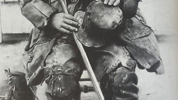 Leatherman, sosok misterius abad ke-19, berjalan 365 mil tiap 34 hari selama puluhan tahun tanpa nama dan rumah. Berbalut kulit tambal sulam, ia dikenang bukan lewat kata-kata, melainkan ketekunan sunyi yang menjadikannya legenda. Foto: Demilked