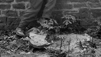 Pada bulan Maret 1946, seorang tentara Jerman kembali ke rumahnya di Frankfurt setelah Perang Dunia II. Ketika tiba, ia mendapati rumahnya telah hancur, dan keluarganya telah tiada. Foto: Demilked