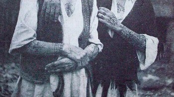 Wanita lanjut usia bertato yang menjadi ciri khas umat Katolik Kroasia di Bosnia. Bosnia tengah, akhir tahun 1930-an. Foto: Demilked