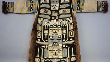Mantel Chilkat Tlingit abad ke-19 ini bukan sekadar pakaian, melainkan simbol status, spiritualitas, dan identitas. Ditenun dari wol kambing gunung dan cedar, setiap motifnya menyimpan kisah leluhur dan kekuatan budaya masyarakat adat Pantai Barat Laut Pasifik. Foto: Demilked