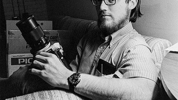 Reid Blackburn, fotografer muda National Geographic, tewas pada 18 Mei 1980 saat meliput letusan Gunung St. Helens. Karyanya mengabadikan detik-detik menjelang bencana dan menjadi warisan keberanian jurnalisme di tepi bahaya. Foto: Boredpanda
