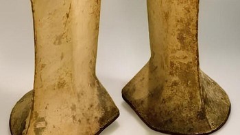 Pada abad ke-15–17, sepatu chopine menjadi simbol status wanita elit Venesia. Platform kayu tinggi ini menjaga gaun tetap bersih sekaligus menegaskan kekayaan, prestise, dan keberanian mode yang melampaui zamannya. Foto: Boredpanda