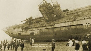 Pada 1919, kapal selam Jerman U-118 terdampar di Pantai Hastings usai Perang Dunia I. Bangkai raksasa ini menjadi tontonan nasional—simbol perang yang kalah, difoto, dikunjungi warga, dan dikenang sebagai pemandangan pascaperang paling surealis di Inggris. Foto: Boredpanda