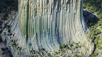 Devils Tower di Wyoming bukan hanya keajaiban geologis; ini adalah pemandangan menakjubkan yang menantang pemahaman kita tentang realitas itu sendiri. Beberapa imajinasi liar membawanya selangkah lebih jauh, mengklaim bahwa itu adalah sisa dari batang pohon raksasa purba. Formasi yang mencolok ini menjadi semakin legendaris ketika ditampilkan sebagai landmark penting dalam film Spielberg Close Encounters of the Third Kind, yang menjadi awal karier yang gemilang. Foto: Boredpanda