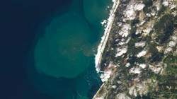 Gelombang 24 Meter Semburkan Sedimen yang Terlihat dari Antariksa