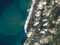 Gelombang 24 Meter Semburkan Sedimen yang Terlihat dari Antariksa