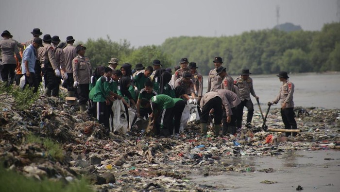 Gerakan Indonesia Asri Sasar Tumpukan Sampah di Pantai Baro Cirebon