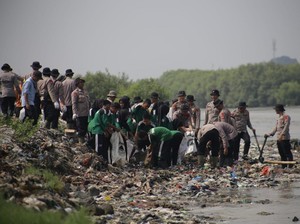 Gerakan Indonesia Asri Sasar Tumpukan Sampah di Pantai Baro Cirebon