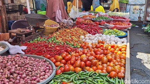 Harga cabai rawit di sejumlah pasar tradisional di Kota Mataram kembali melonjak, yakni sekitar Rp 110 ribu per kilogram, Selasa (10/2/2026).