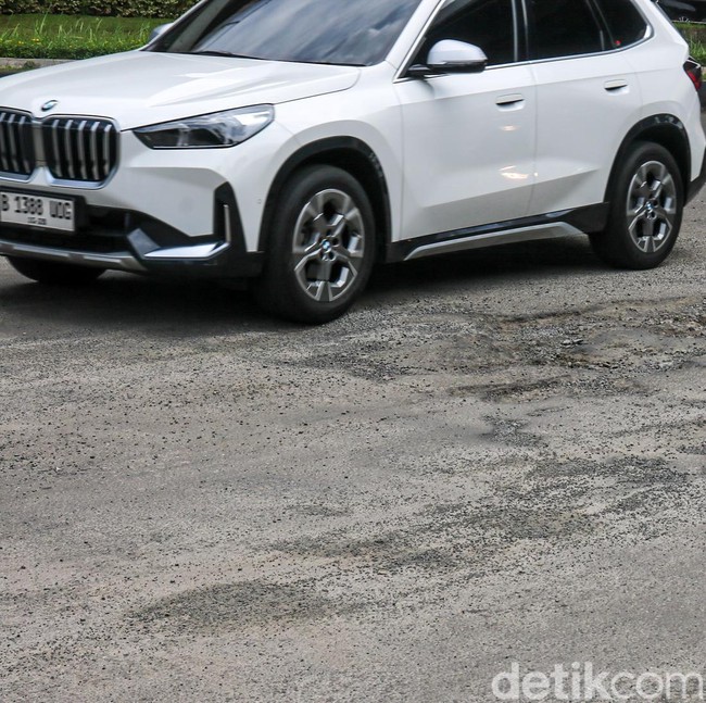 Jalan Berlubang di Bundaran Summarecon Kelapa Gading Ancam Keselamatan Pengendara